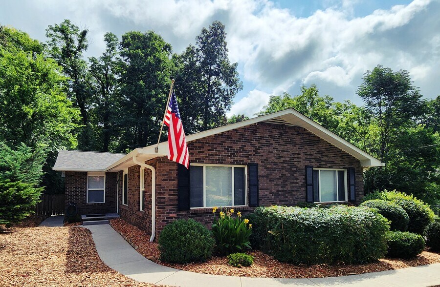 Front sidewalk leads to both units - 720 Shadycrest Dr