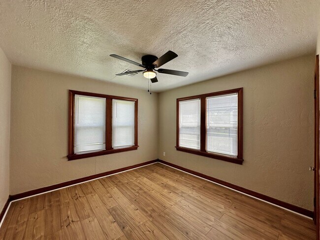 Building Photo - 3 Bedroom
