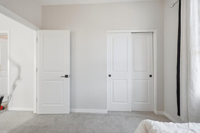 Building Photo - 997 S 150th Dr