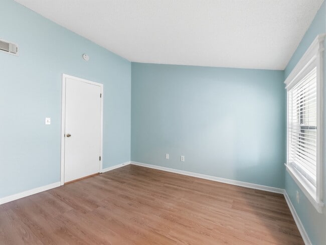 Building Photo - Absolutely stunning executive 2/1.5 townhome in South Tampa