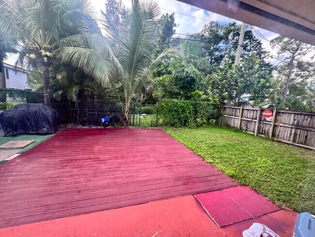 Building Photo - 4942 Dillon St