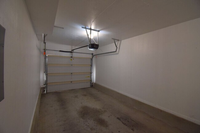 Building Photo - Hart Ln 6489