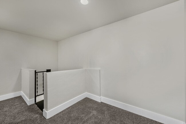 Building Photo - 5 Bedroom