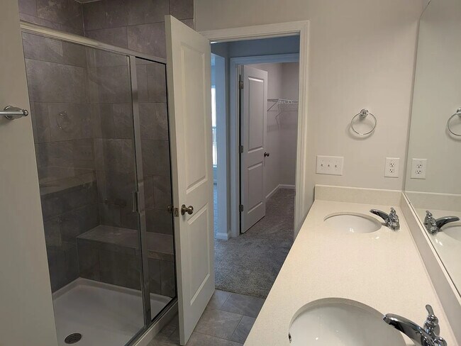 Building Photo - 588 Glen Clova Dr