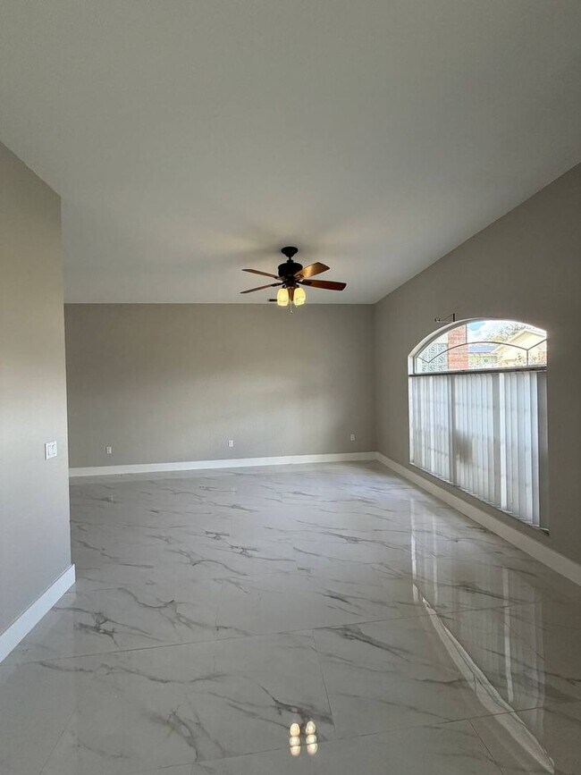 Building Photo - Welcome to your private Florida retreat in Lakeland!