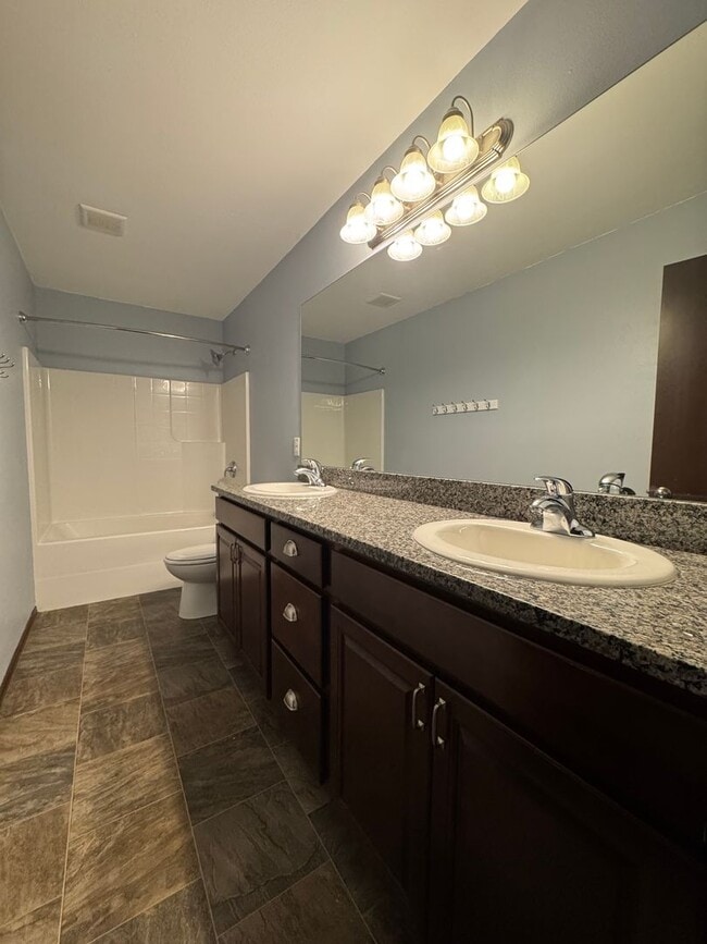 Building Photo - Spacious 5-Bedroom Home with Bonus Living ...