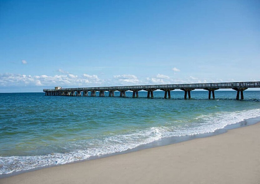 Building Photo - 906 N Riverside Dr