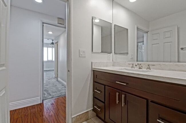 Building Photo - NICELY REMODELED, 2BR2.5BA, 1700 SQ FT CON...
