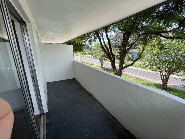 Building Photo - 465 S Royal Poinciana Blvd