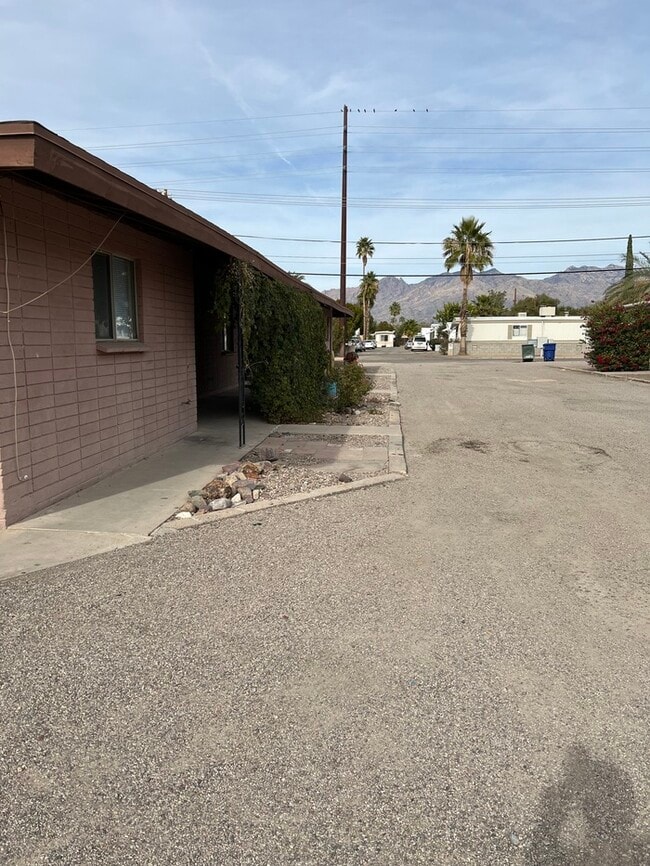 Building Photo - Town Home For Rent