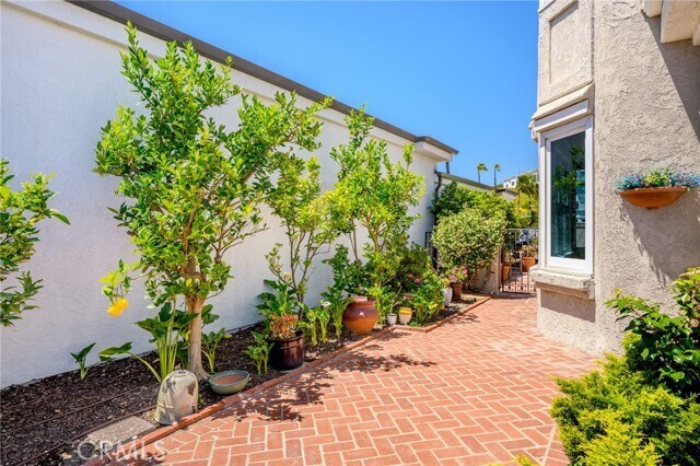 Building Photo - 507 Via Florida