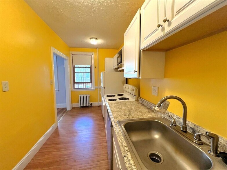 Building Photo - 48 Strathmore Rd