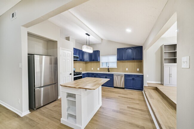 Building Photo - 10826 Thorncliff Dr