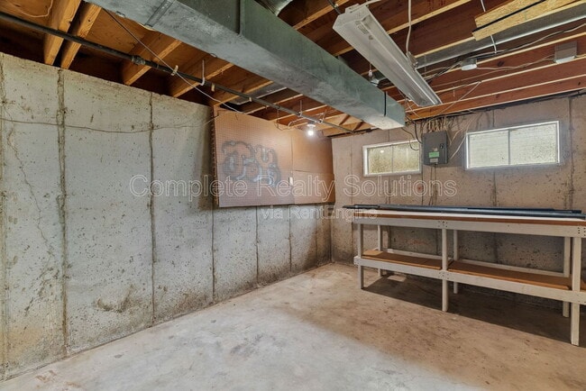 Building Photo - 561 Golfwood Dr