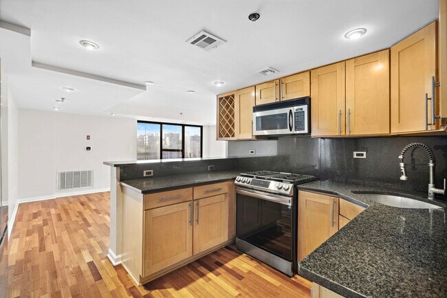 Building Photo - 700 1st St