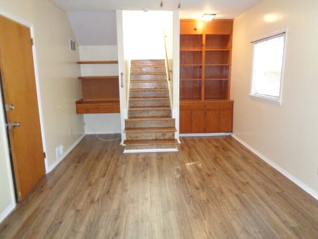 Building Photo - House for Rent-Country Club Area