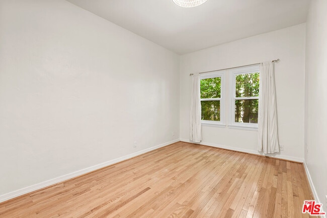 Building Photo - 340 N Oakhurst Dr