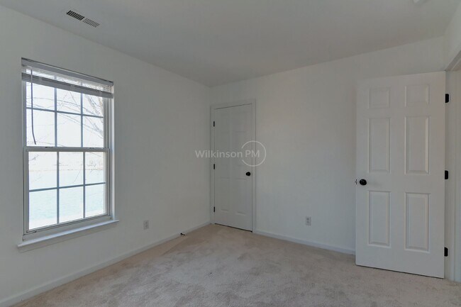 Building Photo - Beautiful 4 Bedroom 2.5 Bathroom Home with...