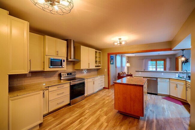 Building Photo - 12 Blueberry Hill Rd