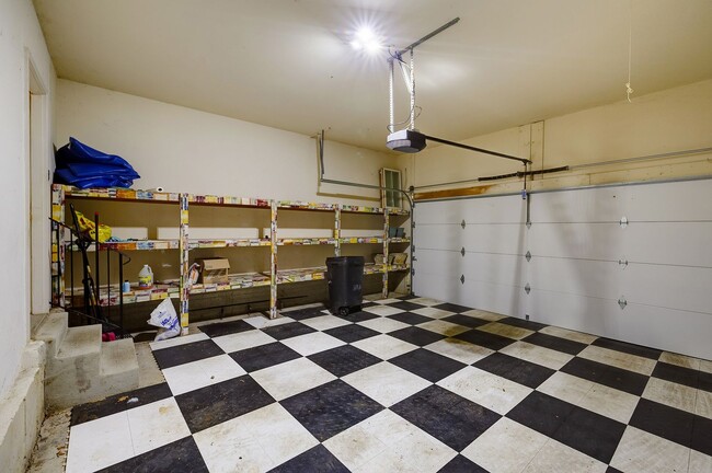 Building Photo - Luxury Townhome in the Heart of the Kentlands