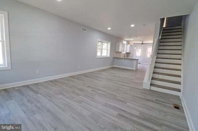Building Photo - 523 W 26th St