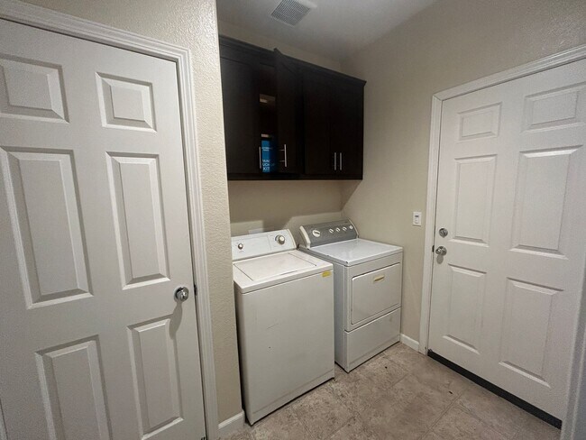Building Photo - 518 Samuel Way