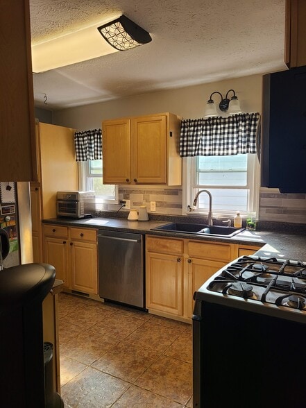 Kitchen - 707 E Wood St
