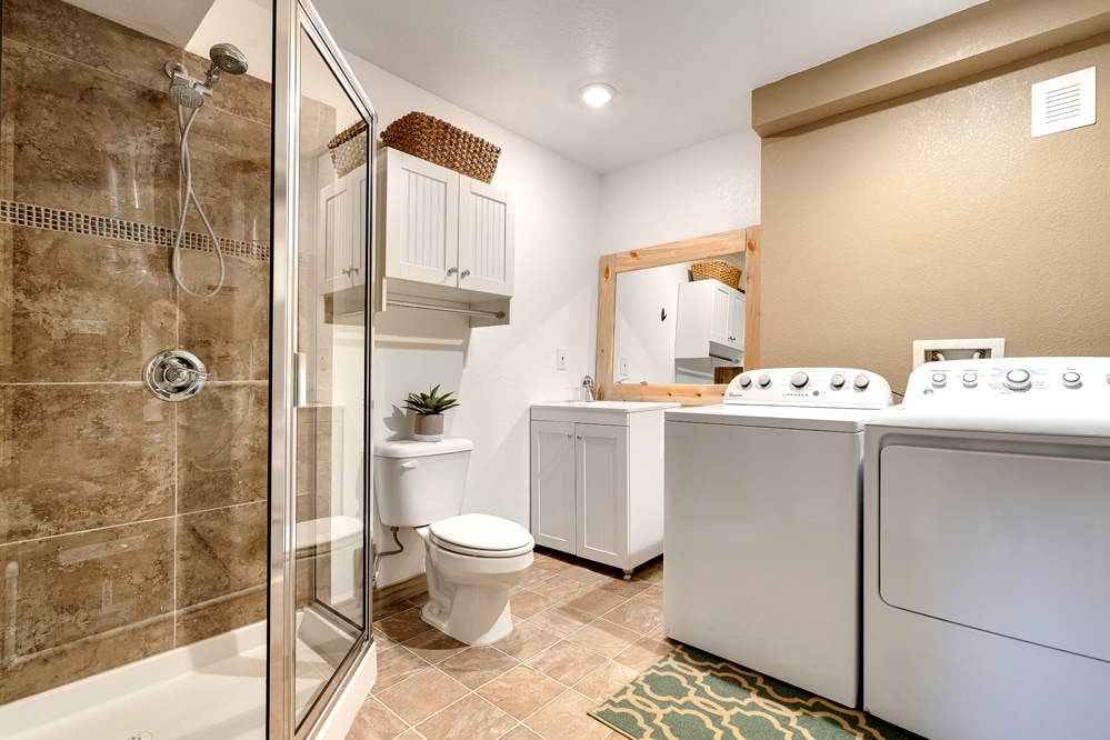 Lower level bathroom and laundry - 500 Broadview Dr