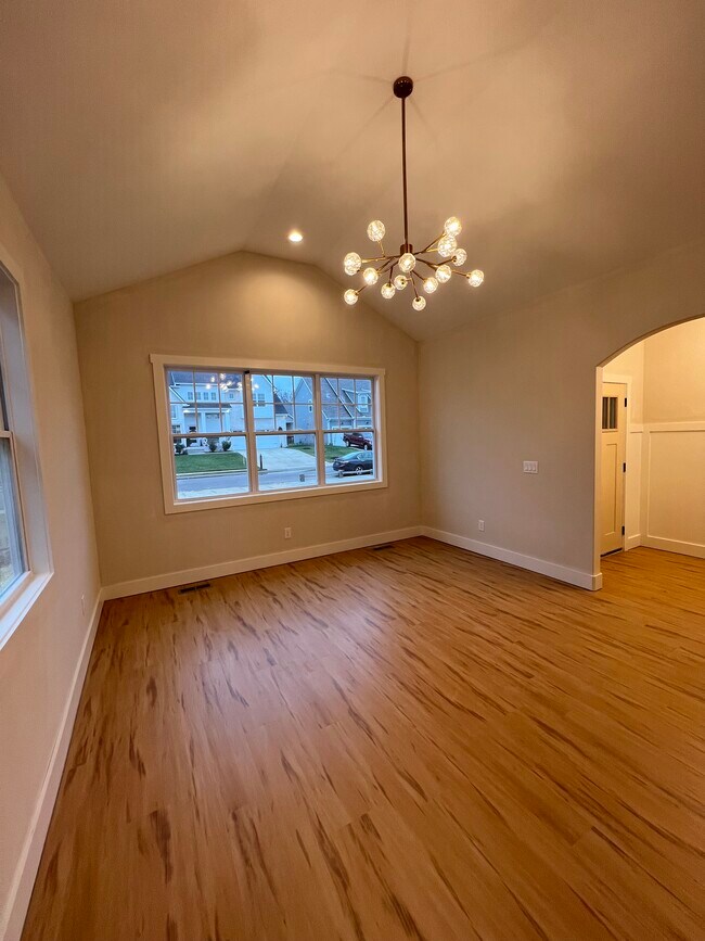 Building Photo - Clarksville Luxury home