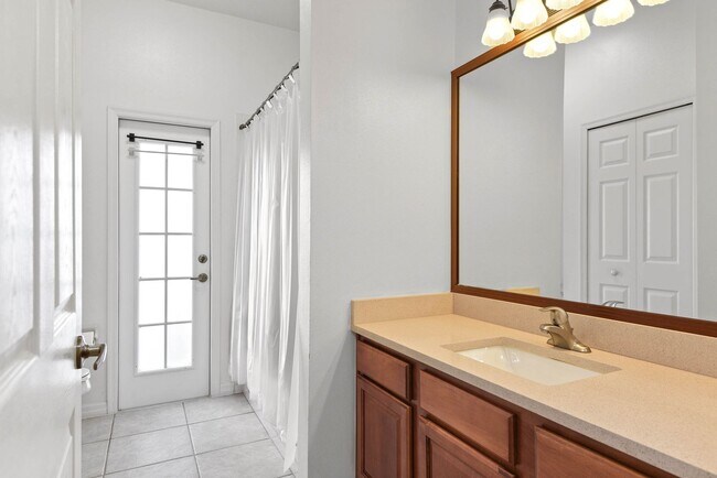 Building Photo - 3 bedroom, 3 bath with flex space  in Wint...