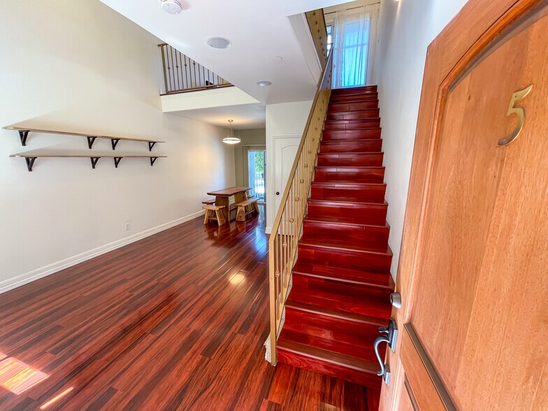 Building Photo - 2027 Beloit Ave