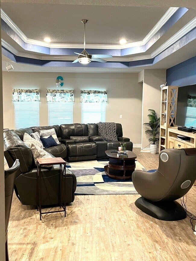 Building Photo - Beautiful 5 Bedroom Home with Pool in Holl...