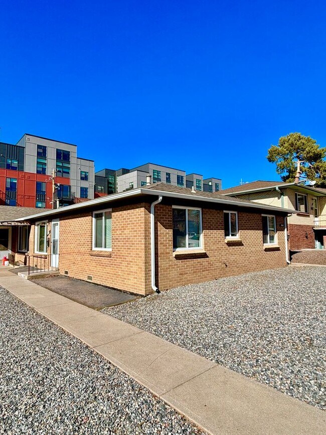 Building Photo - Remodeled Two Bedroom in University District-Next to DU!! 50% Off Firsts Month Rent!!
