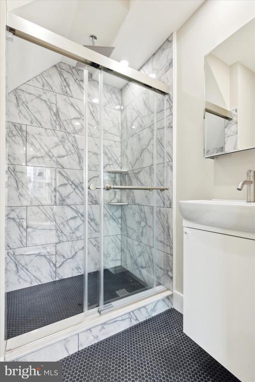 Building Photo - 247 E 6th Ave