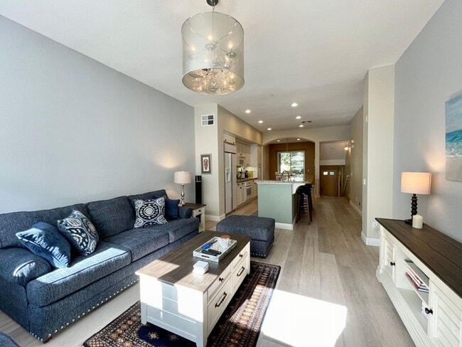 Building Photo - Stunning 2 Bedroom/2.5 Bath Townhouse loca...