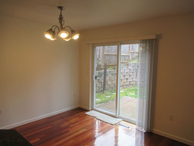 Building Photo - Large Four Bedroom in South Salem