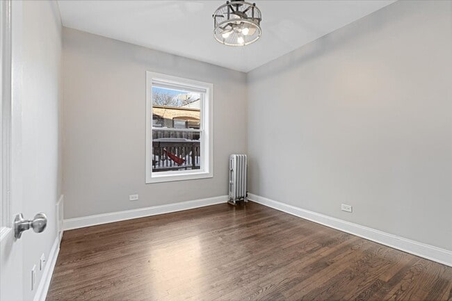 Building Photo - 6553 N Greenview Ave