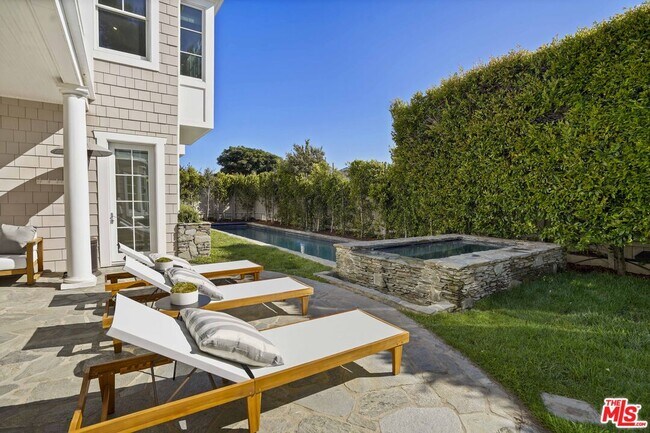 Building Photo - 7335 Birdview Ave