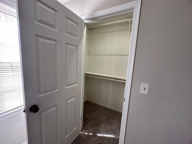 Building Photo - Freshly renovated 2BR 2.5BA Townhome