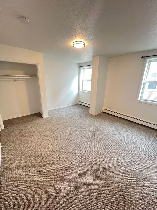 Building Photo - Renovated 2 Bedroom Apartment - AVAILABLE AUGUST!