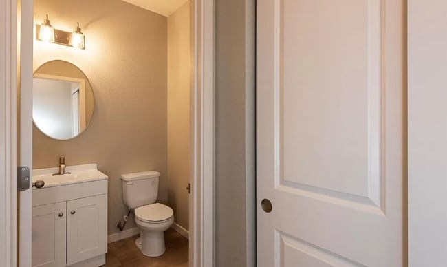 Building Photo - Lovely 2 bedroom, 3 bathroom townhome! Poo...