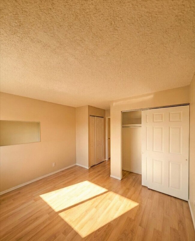 Building Photo - Golden