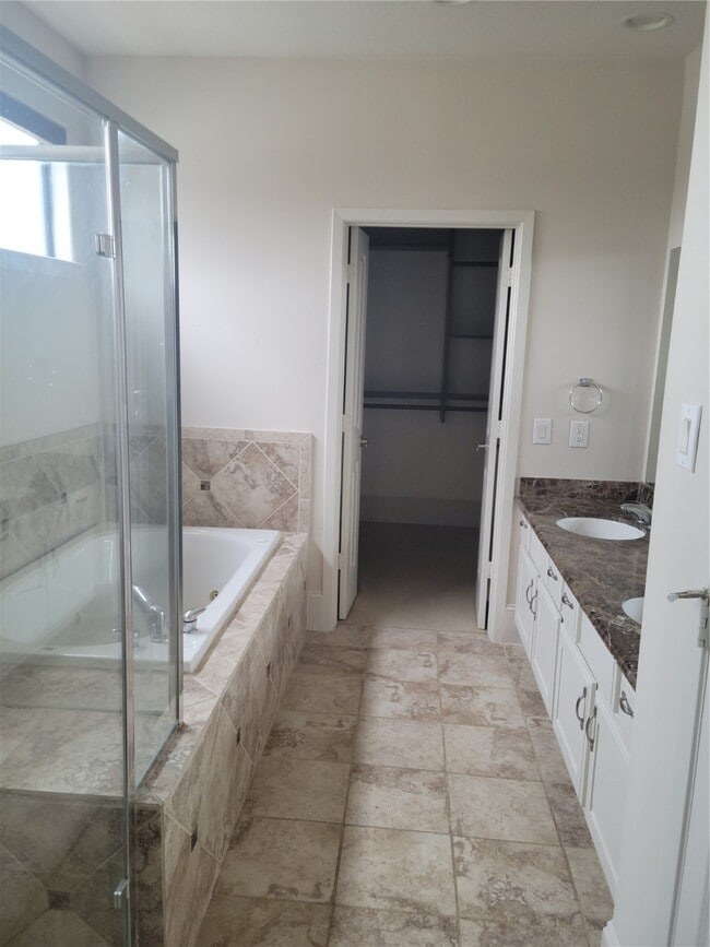 Building Photo - 703 St Charles St