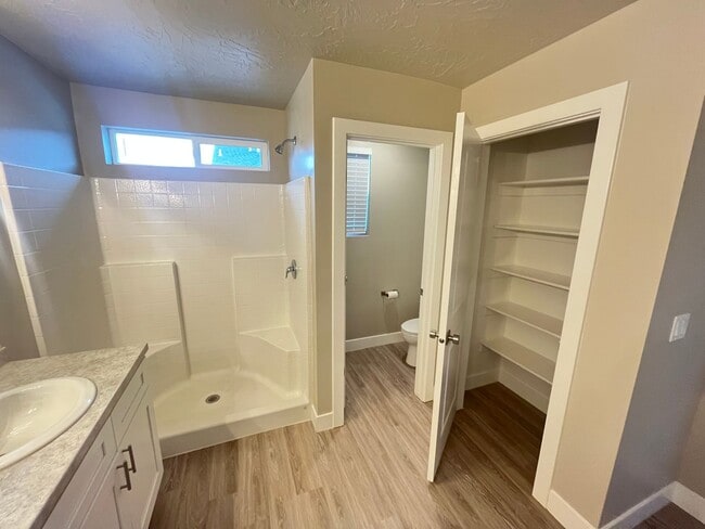 Building Photo - Cedar Bend End Unit