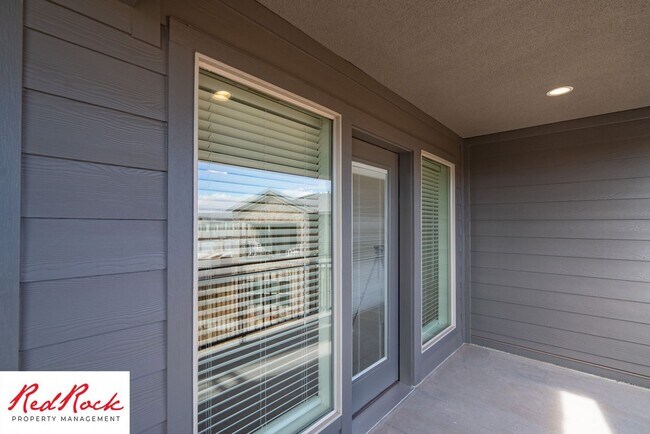 Building Photo - Stunning Spacious 3 Bedroom Unit