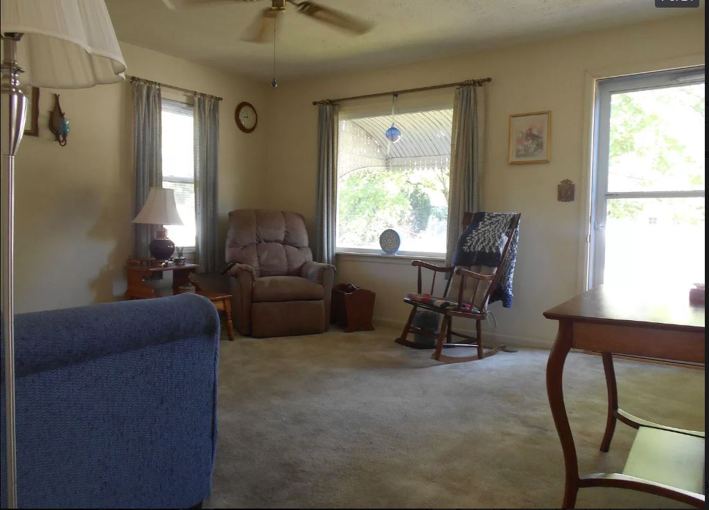 living room - 915 Marie Ave