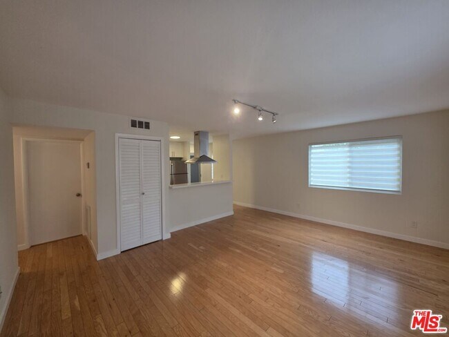 Building Photo - 1260 Vin Scully Ave