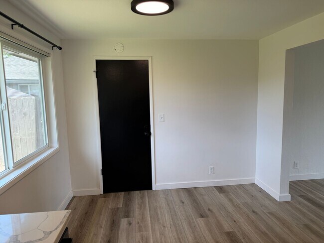 Building Photo - Updated 2 bedroom 1 bath duplex!