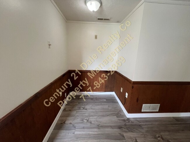 Building Photo - 1404 E Maple St