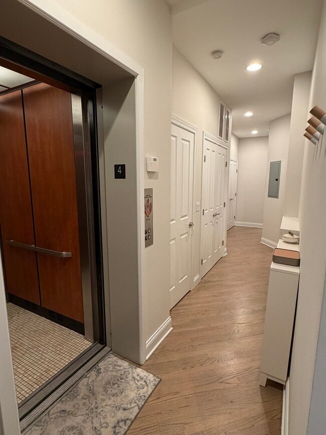 Building Photo - 2251 W Wabansia Ave